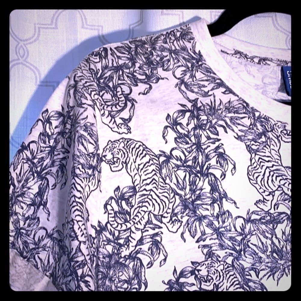 Tiger print pocket tee in blue and white